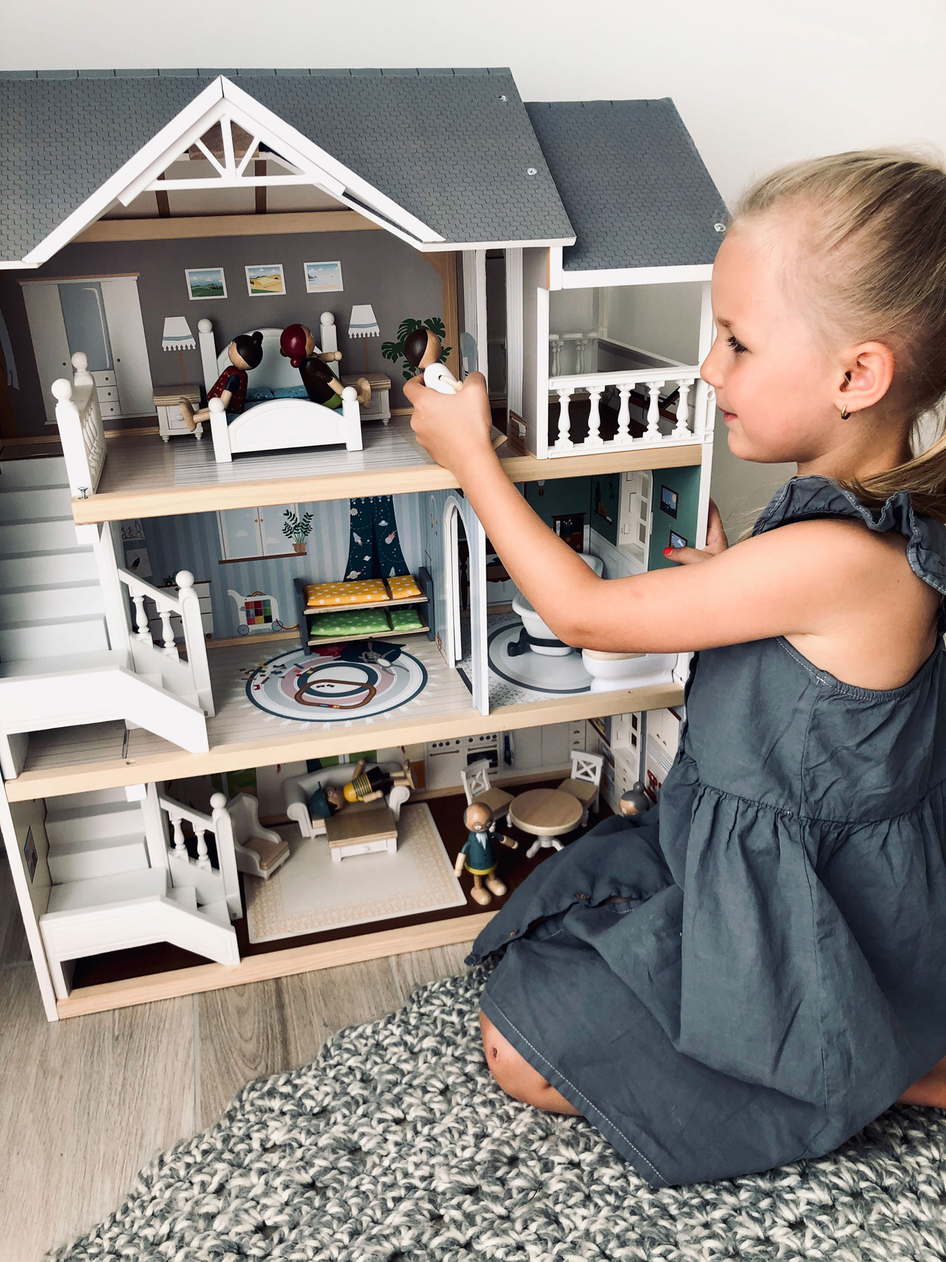 Urban Villa Doll House