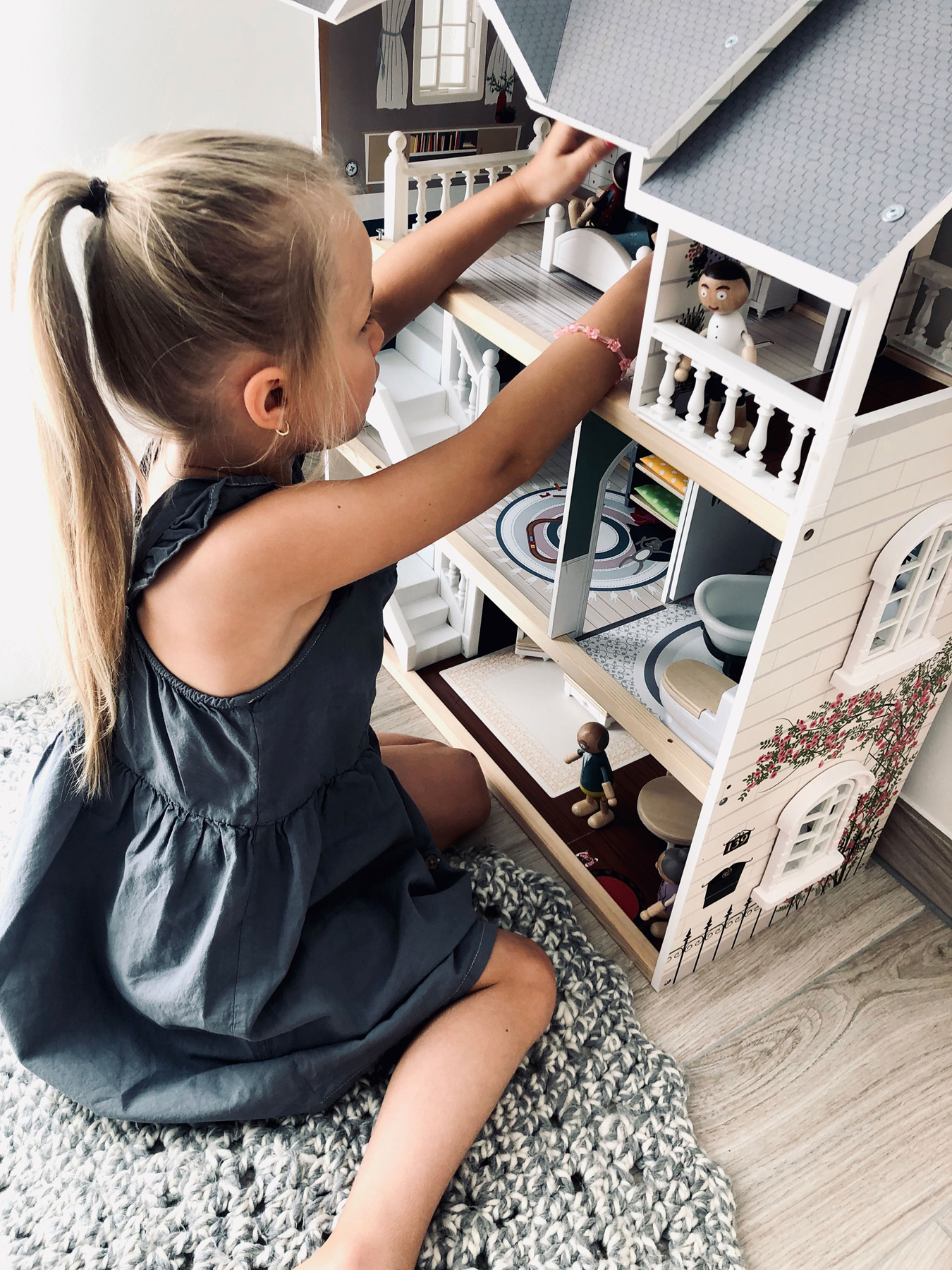 Urban Villa Doll House