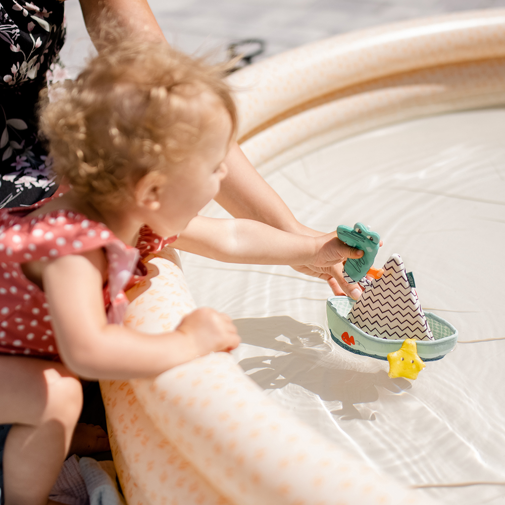 Bath boat with finger puppet